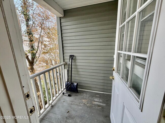 Building Photo - 1004 Fifth Ave