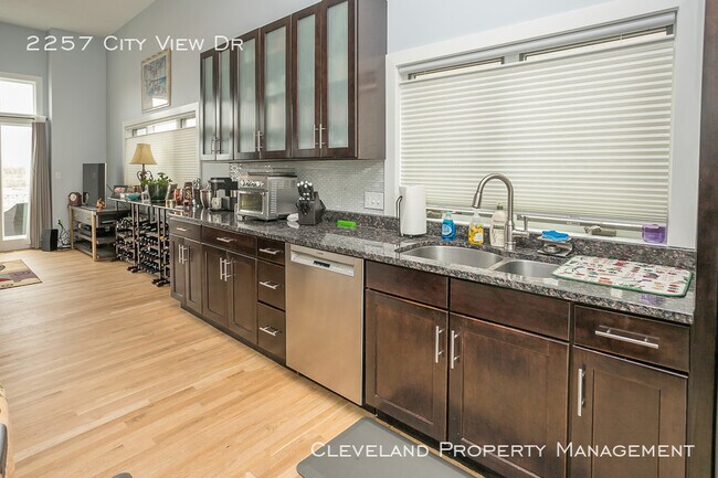 Building Photo - Stylish Tremont Townhome!