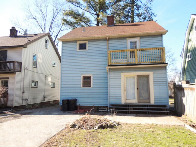 Building Photo - 3 Bedroom & 1 Full Bathroom Colonial for Rent!
