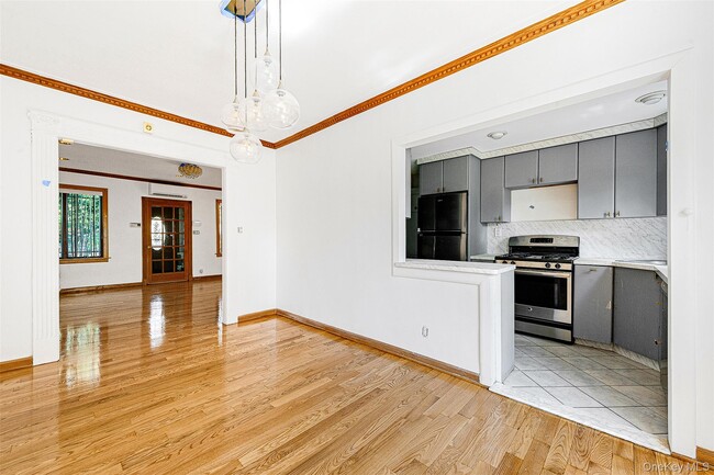 Building Photo - 68-48 Groton St