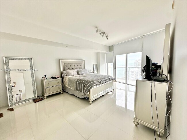 Building Photo - 495 Brickell Ave