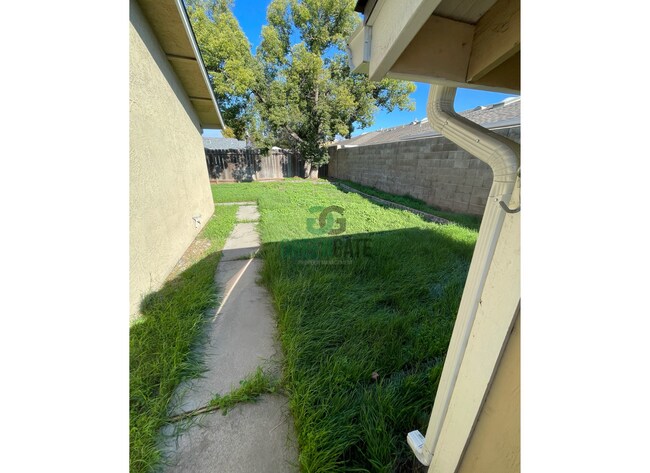 Building Photo - NOW AVAILABLE! Beautiful 3 Bedroom, 2 Bathroom Home Located in Ripon, CA