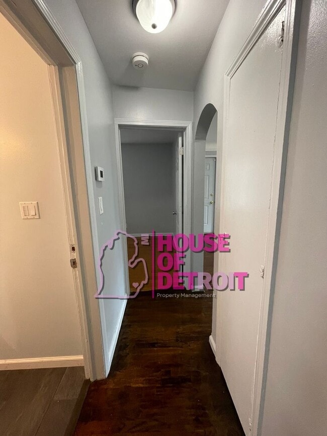 Building Photo - 3 BEDROOM | 2 BATH | FREE PRE SCREEN