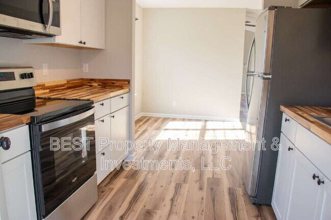 Building Photo - 3225 Lasalle St