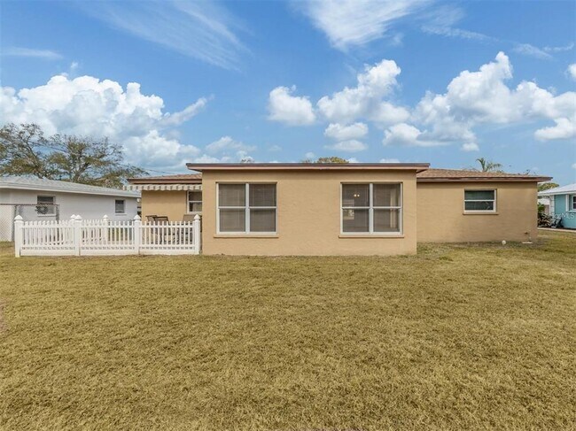 Building Photo - 1215 Mango Ave