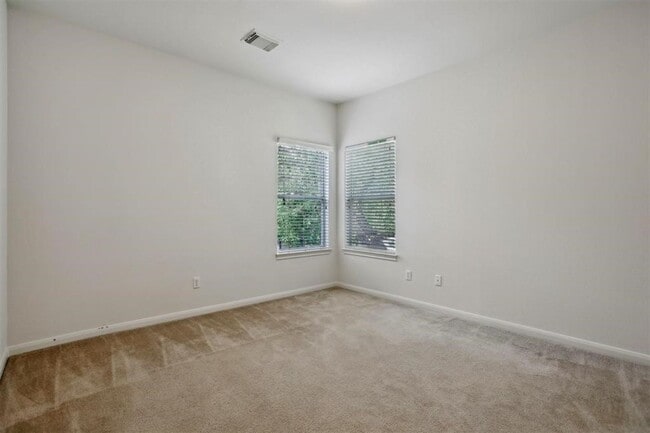 Building Photo - Red Oaks Subdivision / 5 bedrooms, 4 bathr...