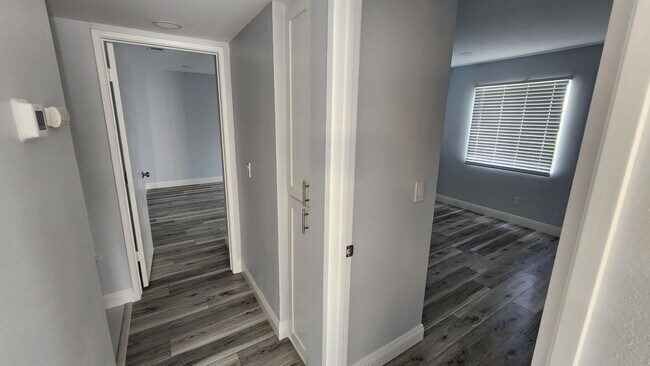 Building Photo - 2047 Lakeridge Cir