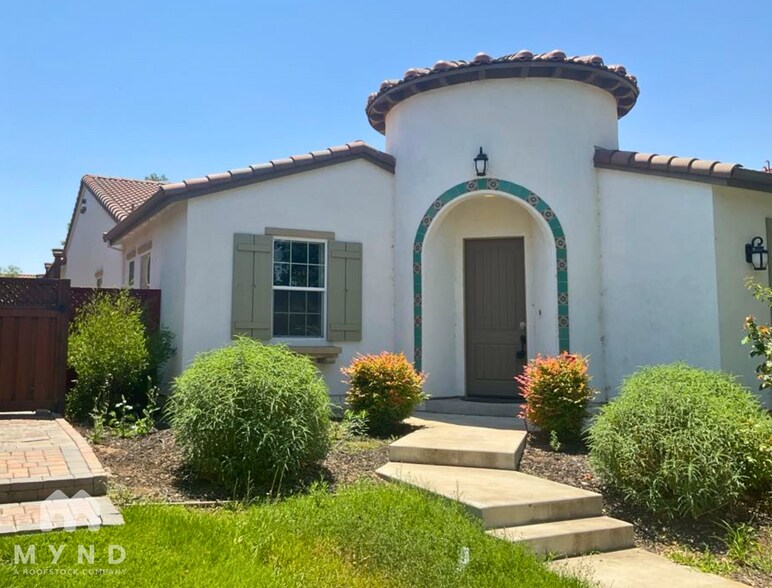 Primary Photo - 686 W Jardin Terrace
