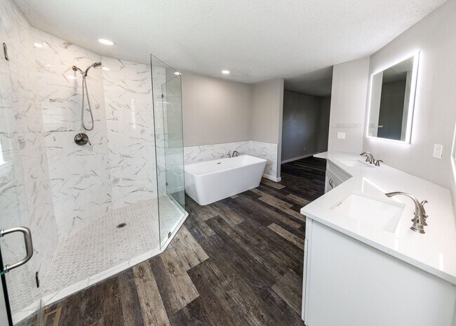 Building Photo - Charming 3 Bed Home Centrally located, Lar...