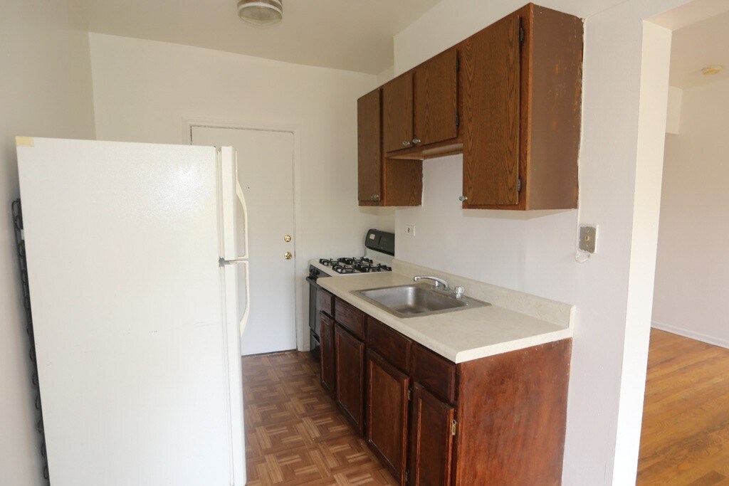 Building Photo - 929 W Sunnyside Ave