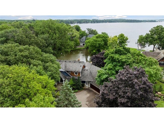 Building Photo - 3135 Shoreline Dr