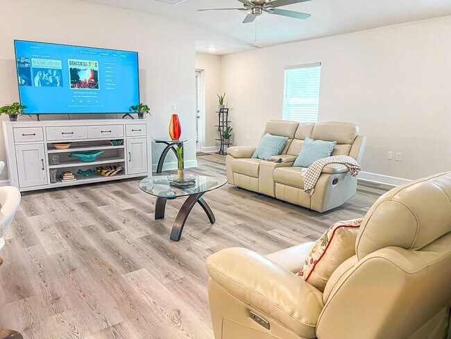 Building Photo - Beautiful 3 Bedroom Home with Pond View & No Rear Neighbors