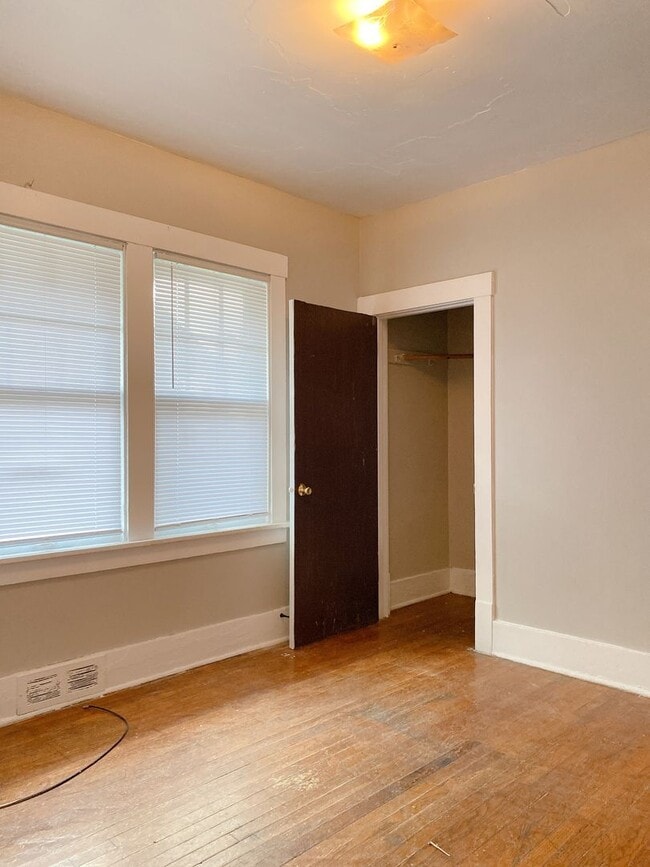 Building Photo - 3 bedroom 1 bath house!