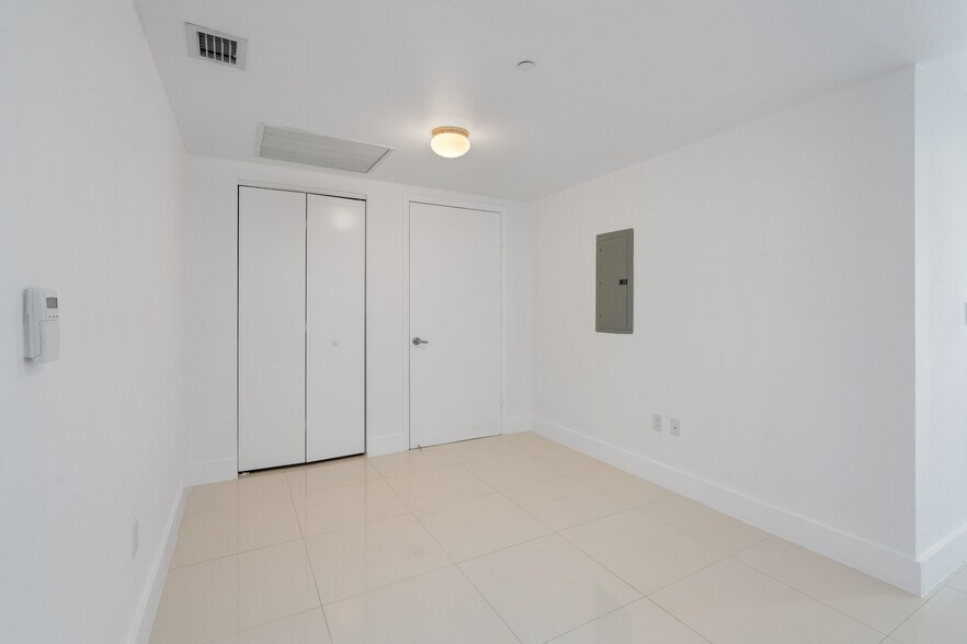 Building Photo - 475 Brickell Ave