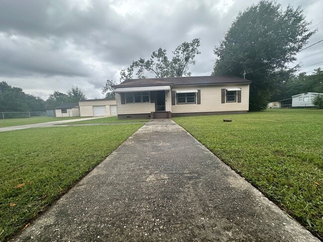 Building Photo - Crystal Springs, Country Home, Large Lot a...