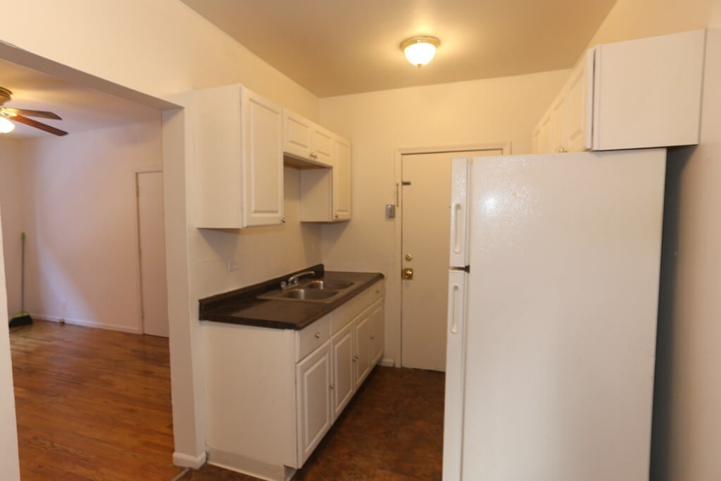 Building Photo - 933 W Sunnyside Ave