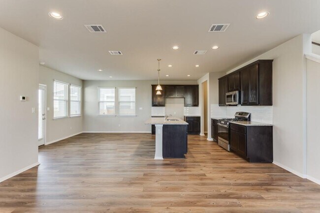 Building Photo - 412 Delta Crst