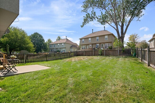 Building Photo - {13862} Spacious townhome in Prime Location + Maintenance Provided Community + Neighborhood Pool ...