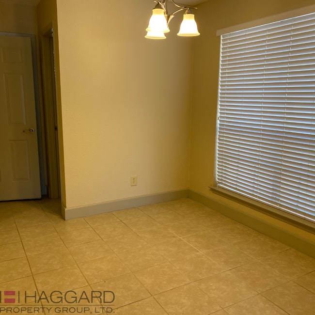 Building Photo - 3 bedroom 2.5 bathroom Duplex