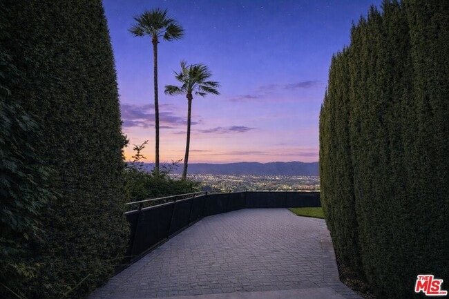 Building Photo - 3641 Sunswept Dr