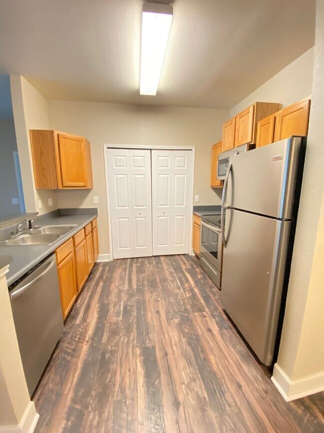 Building Photo - 3Bed/2Bath Available September 2025!