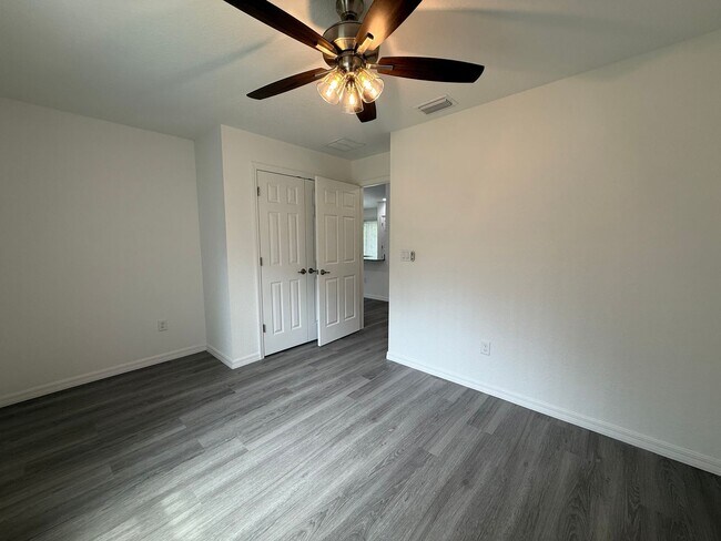 Building Photo - Great Price, Won't Last!!