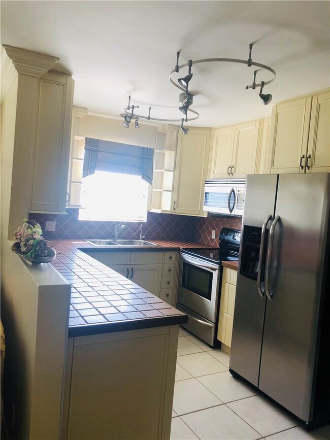 Building Photo - 137 Farnham F