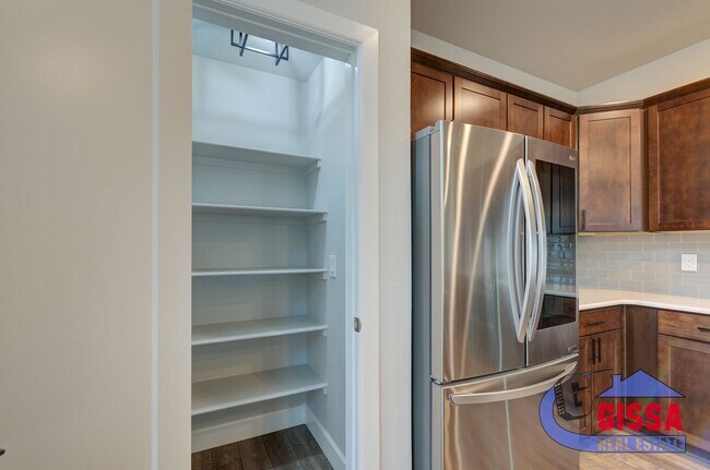 Building Photo - Beautiful, modern townhouse with primary b...