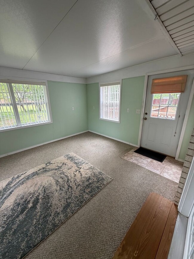 Building Photo - 3 Bedroom | 1 Bathroom | 2 Car Garage | Springfield MO!