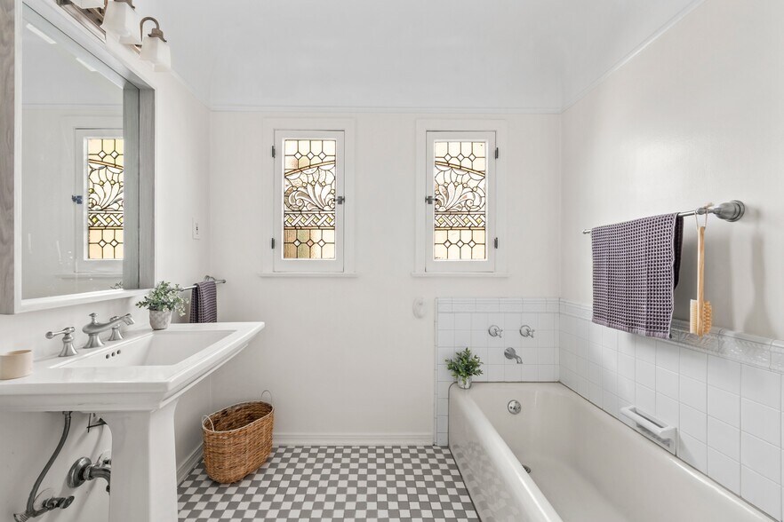 Building Photo - 2327 Midvale Ave