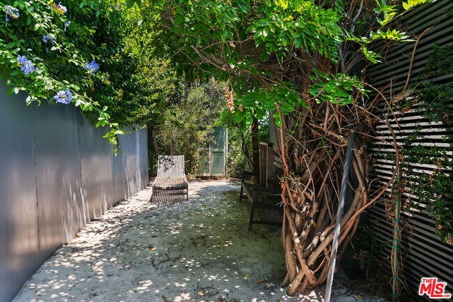 Building Photo - 1166 Las Pulgas Pl