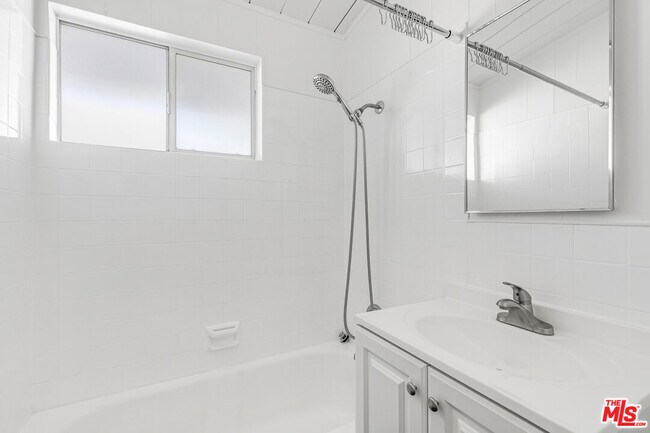 Building Photo - 4040 Grand View Blvd