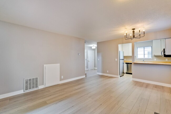 Building Photo - Beautiful 3-Bedroom Townhouse in Prime Mou...