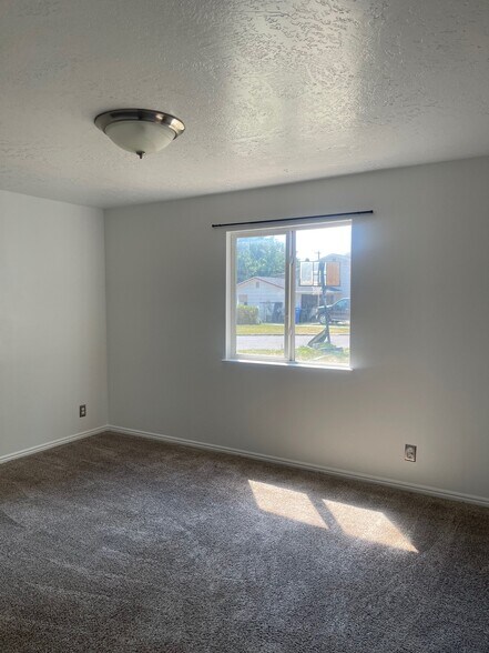 Building Photo - 266 W 750 S
