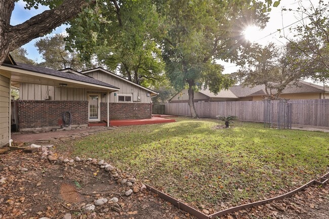 Building Photo - 607 Lakeview Dr