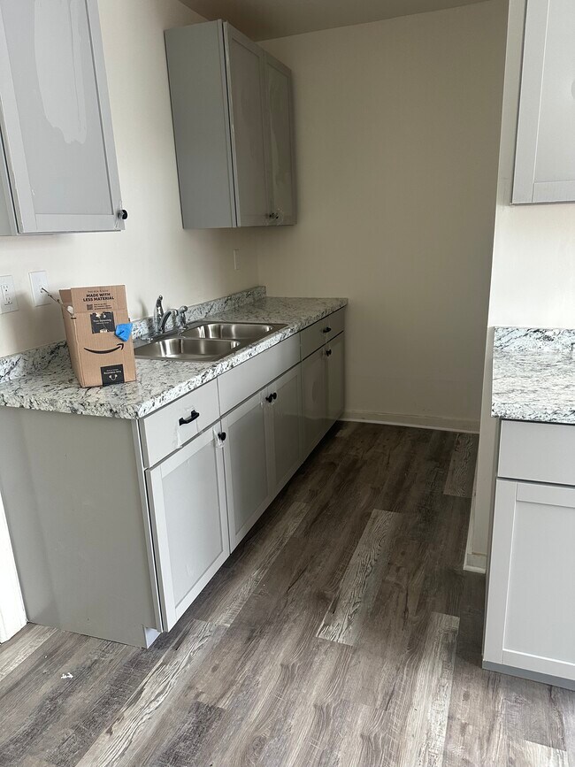 Building Photo - 404 S Main St