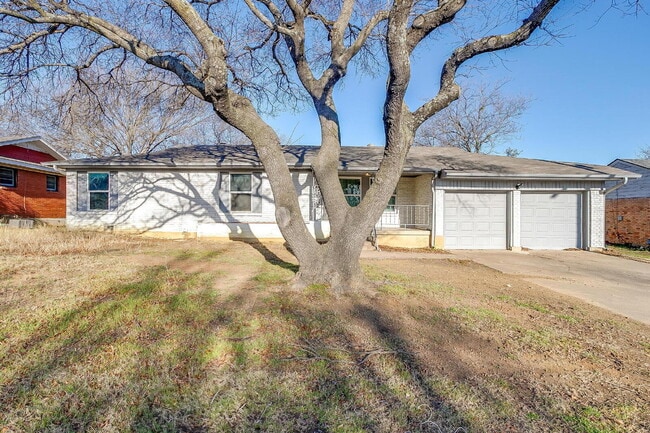 Building Photo - Spacious 4-Bedroom Gem with Granite Touche...