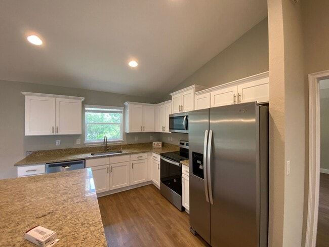 Building Photo - 130 Oak Cir
