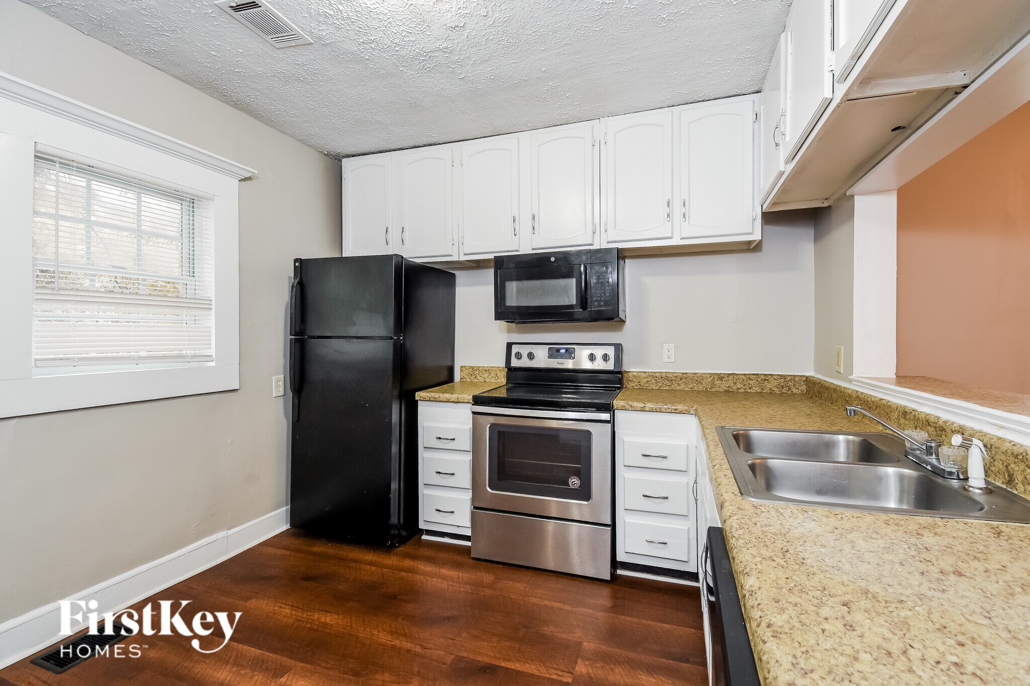 Building Photo - 1583 Pineview Terrace SW