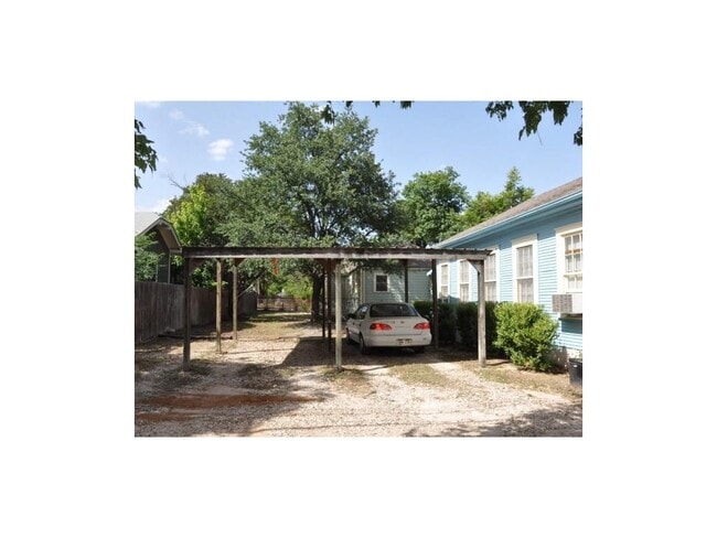Building Photo - Great Garage Apartment in Hyde Park!