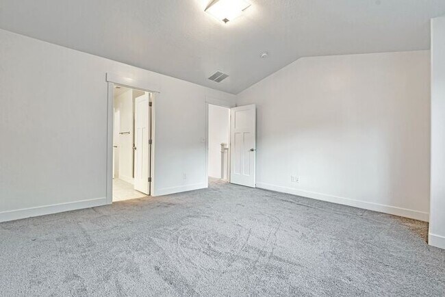 Building Photo - ROW END TOWNHOUSE W 2 CAR GARAGE + AMENITIES