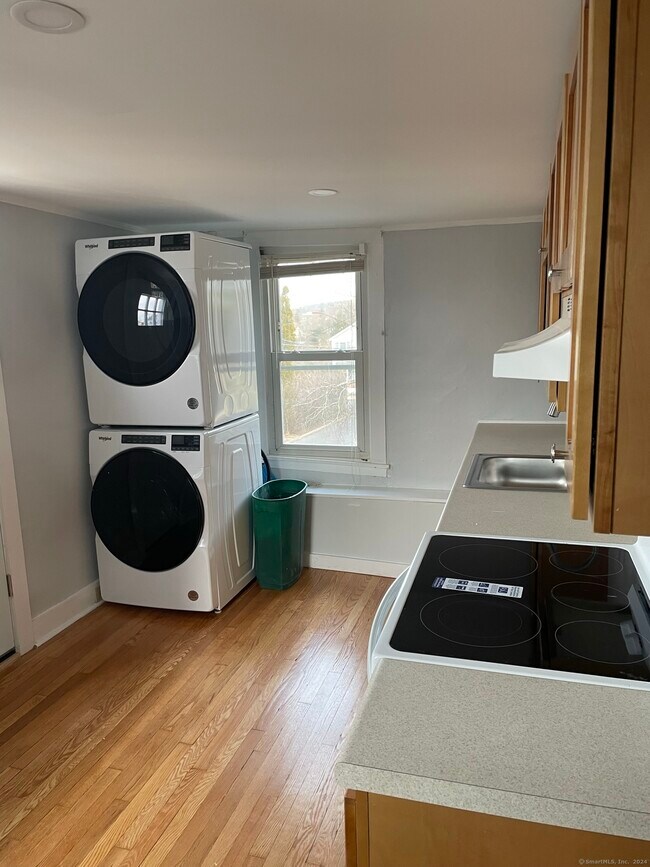 Building Photo - 176 S Main St