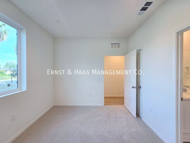 Building Photo - 2420 E Lincoln Ave