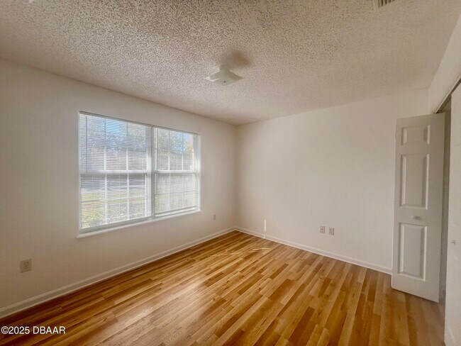 Building Photo - 11 Plainview Dr