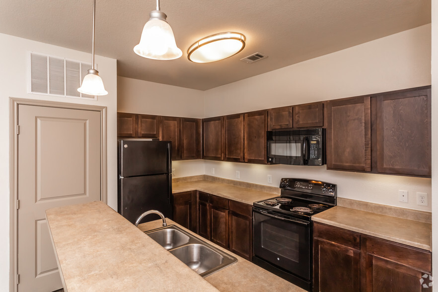 1BR, 1BA - 687SF "THE HORSESHOE" Kitchen - Latigo Crossing