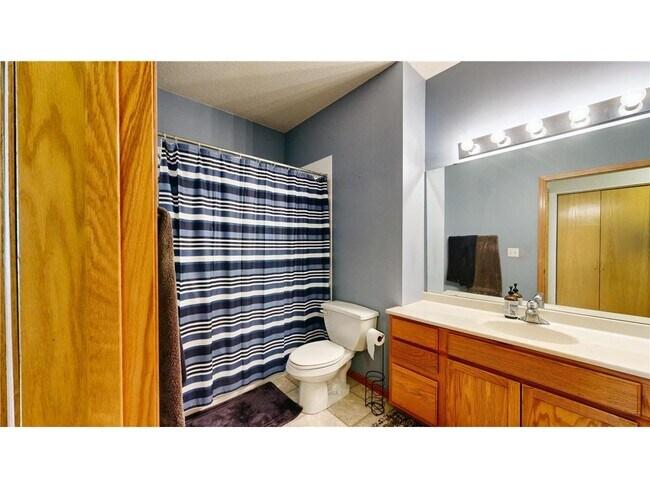 Building Photo - 560 N 2nd St