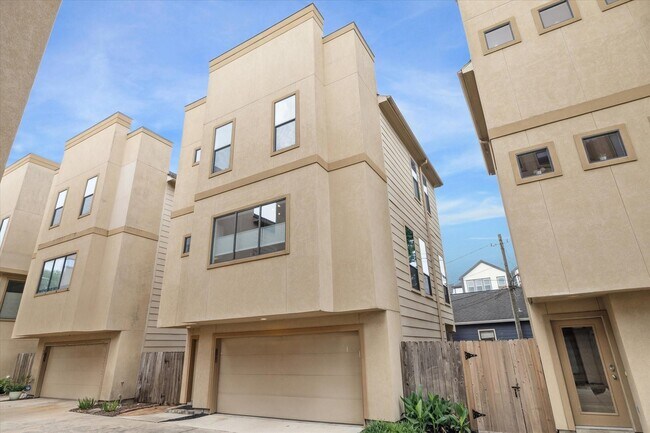 Building Photo - 1105 W 21st St