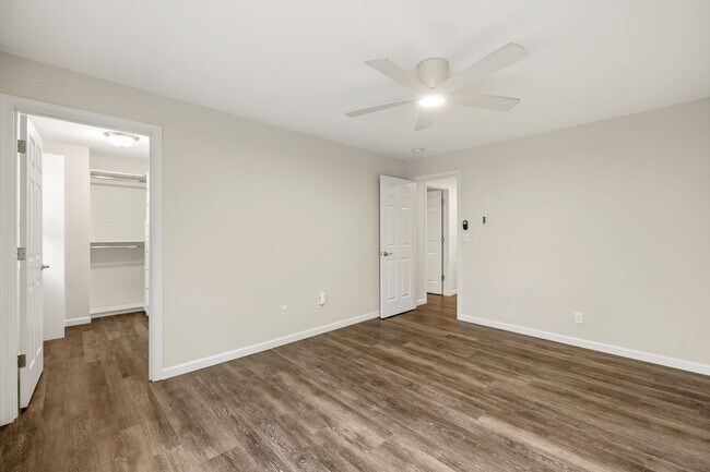 Building Photo - For Lease $2950/Month: Beautifully updated 2/Bdrm Townhome with large Bonus Room