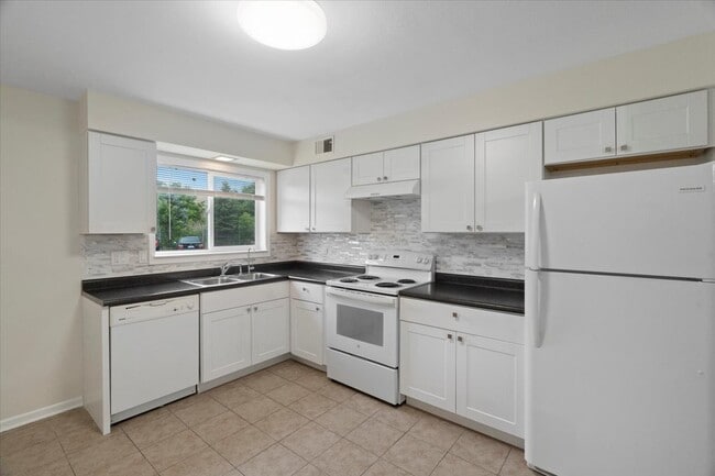 Building Photo - 9458 Bay Colony Dr