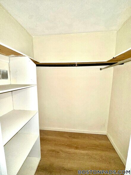 Building Photo - 24 Whites Ave